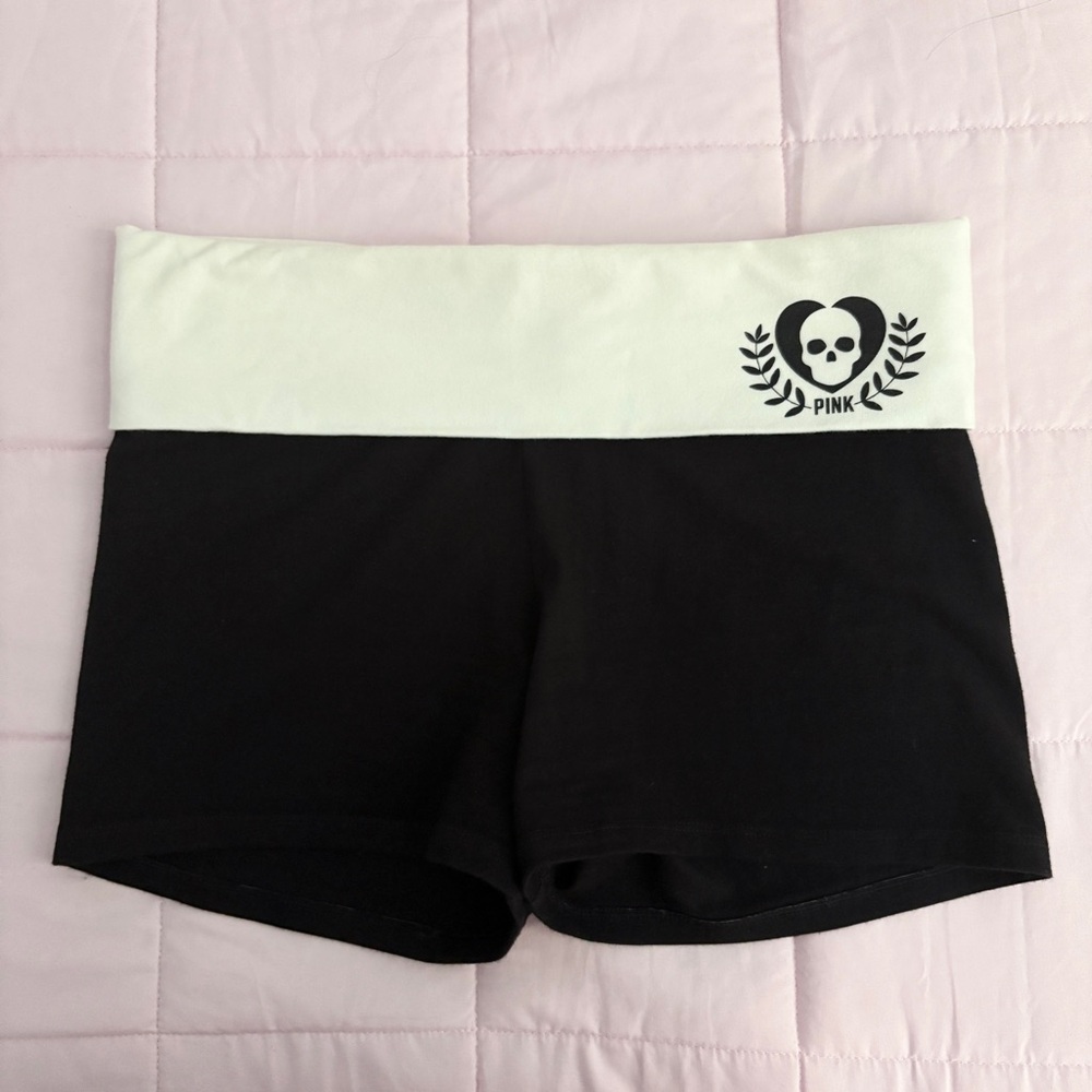 PINK Victoria’s Secret Foldover Skull Heart Yoga Shorts Size Small